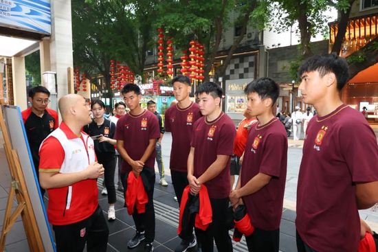 根据《邮报》报道，阿诺德结束了与安德玛的长期合作，与阿迪达斯签下了一份价值2600万英镑的球鞋合同。